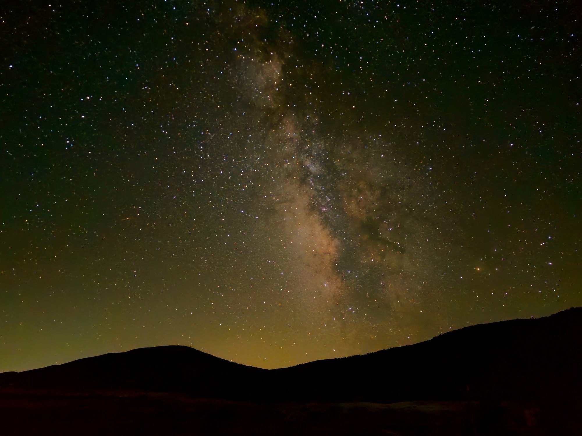 Vía Láctea y galaxia de Andrómeda bajo cielos rurales oscuros