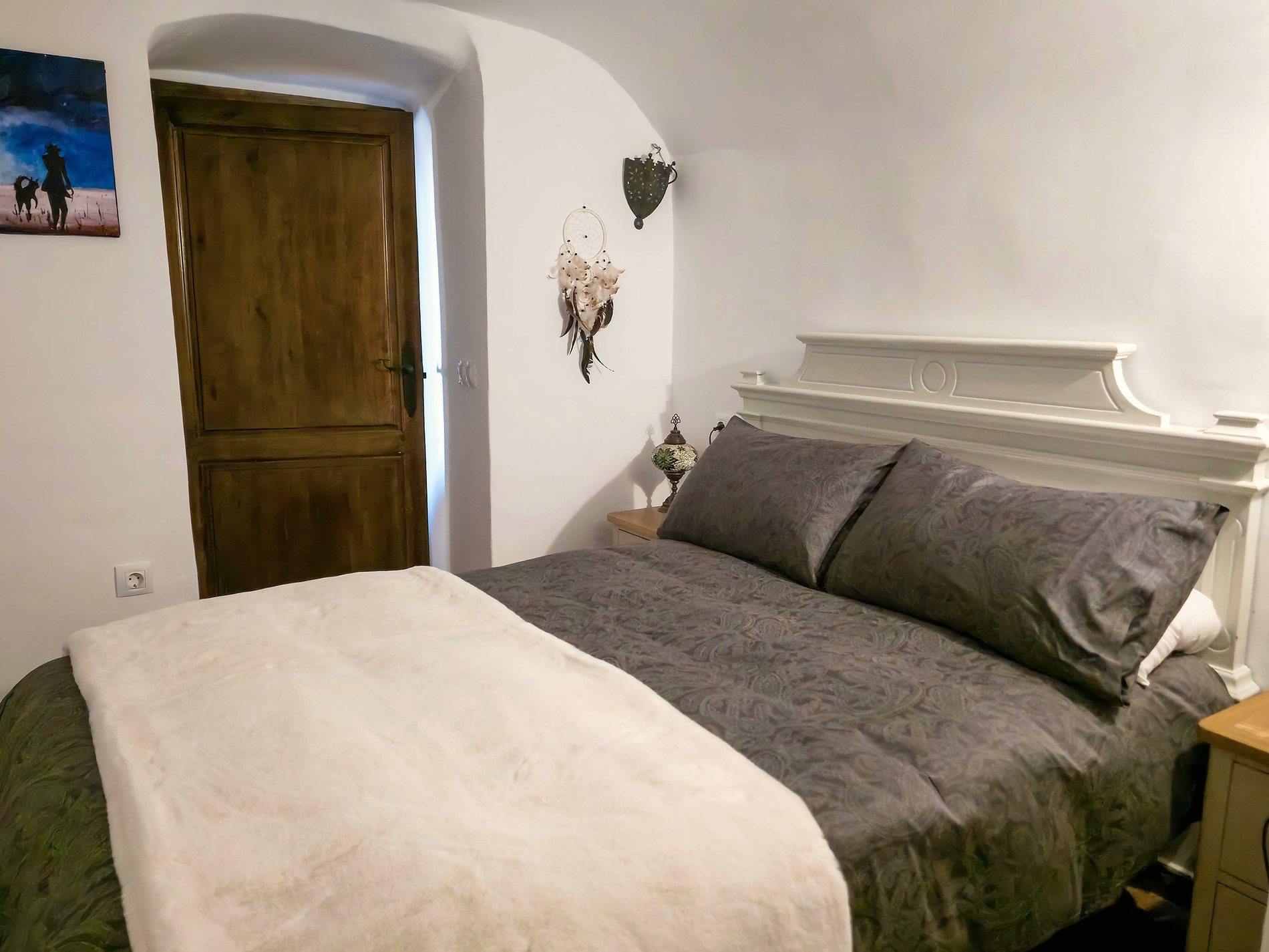 Double bedroom with grey and white bedding at Leonard’s Lookout