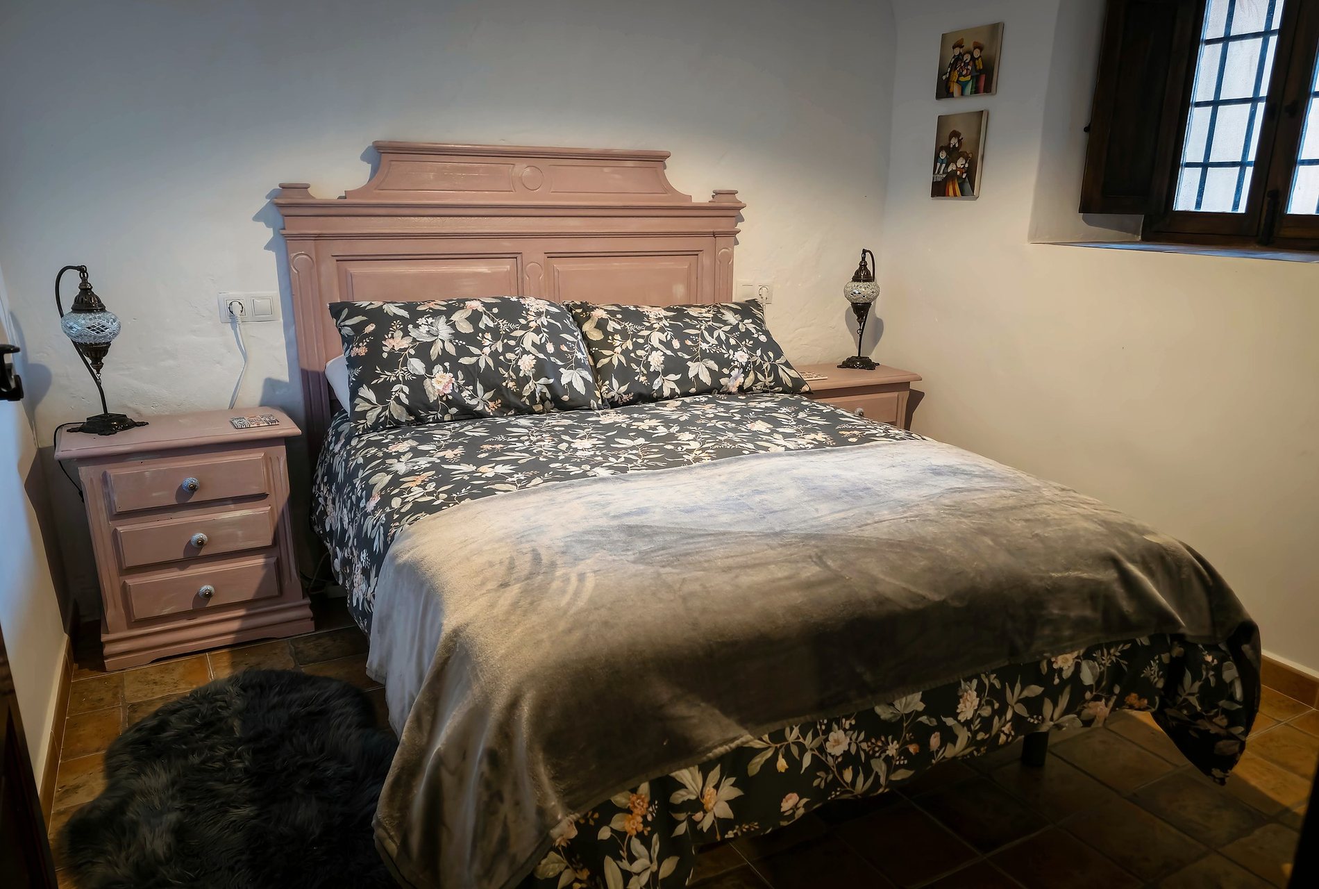 Double bedroom with wooden headboard at Leonard’s Lookout
