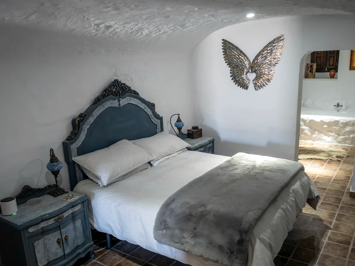 Cave bedroom with en suite bathroom at Leonard's Lookout