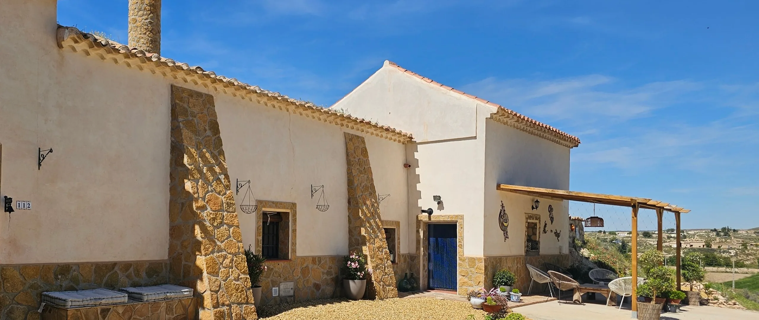 Leonard's Lookout cave house in Andalusia with terrace and mountain views
