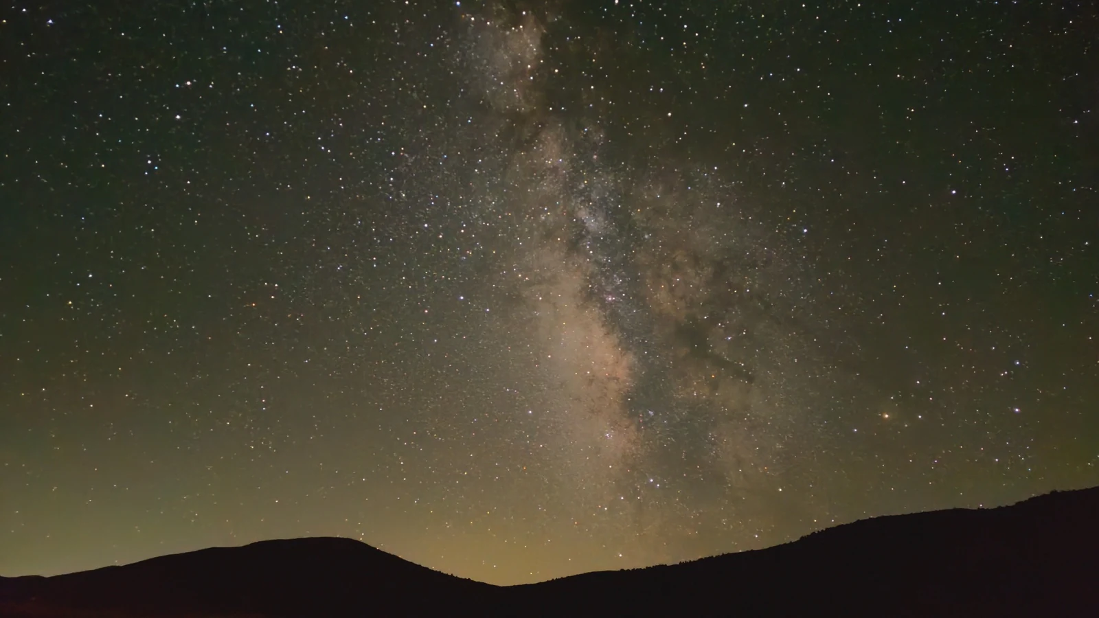 Milky Way above the mountain horizon at Leonard’s Lookout in southern Spain